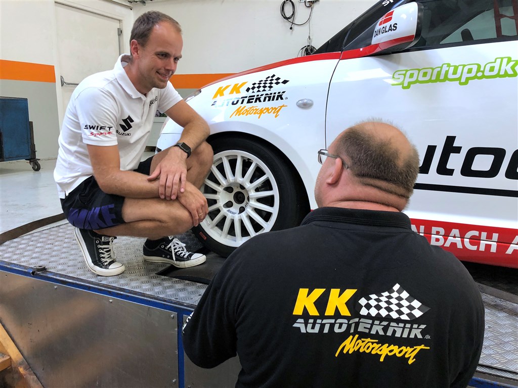 Tommy Nygaard under besøg hos KK Autoteknik, som kunne fortælle, at motoren er 100% klar til løbet.
(Foto: Karsten Damm)